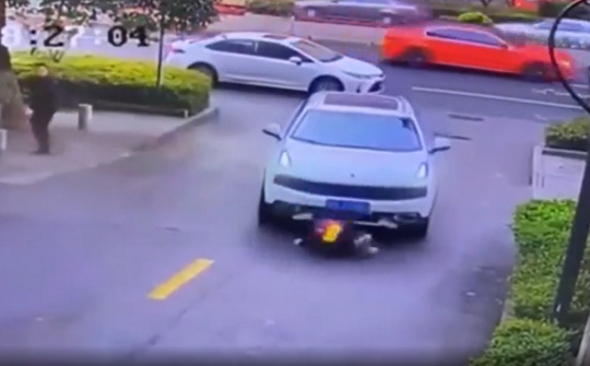 Bất ngờ chạy cắt ngang qua đường, em bé bị ô tô cuốn vào gầm