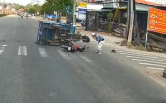 Nữ tài xế phóng xe máy vượt đèn đỏ đâm lật xe ba gác