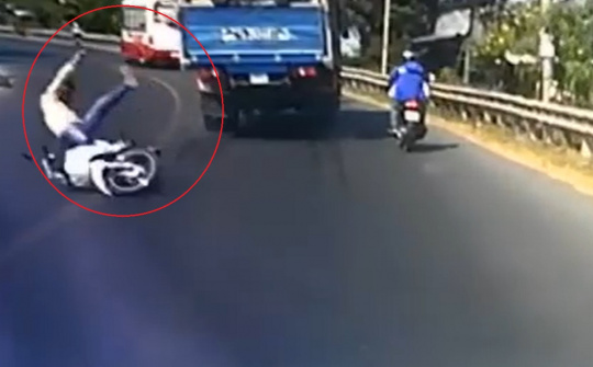 Ôm cua tốc độ 'bàn thờ', nam thanh niên 'chém' sườn xe tải văng xuống đường