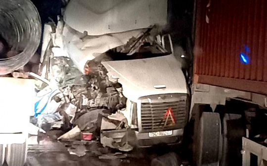 Đua vượt lấn làn, container dính cú đâm nát đầu