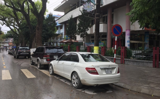 Vị trí nào không được dừng, đỗ ô tô trên đường bộ?