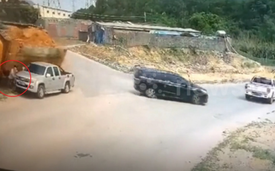 Xe tải chở đất suýt đè bẹp người đi bộ