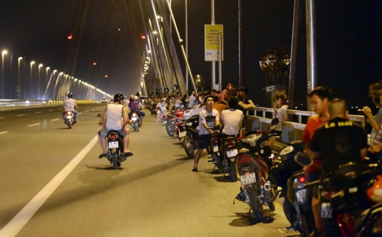 Dừng đỗ ôtô xe máy trên cầu bị xử phạt ra sao năm 2021?