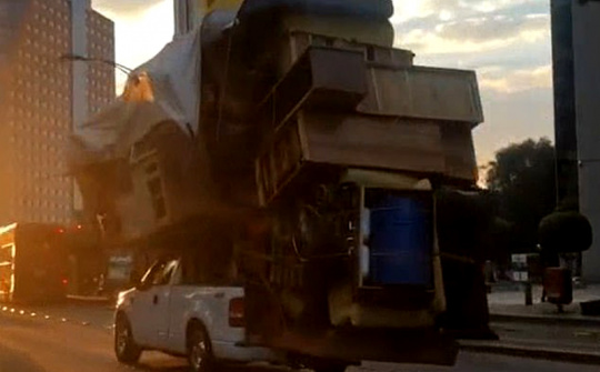 Bán tải F-150 chở đồ cao ngất lượn phố gây 'sốc'