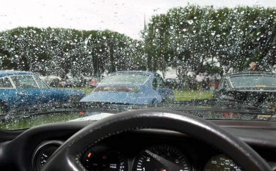 Mẹo làm khô hơi nước đọng trên kính ô tô