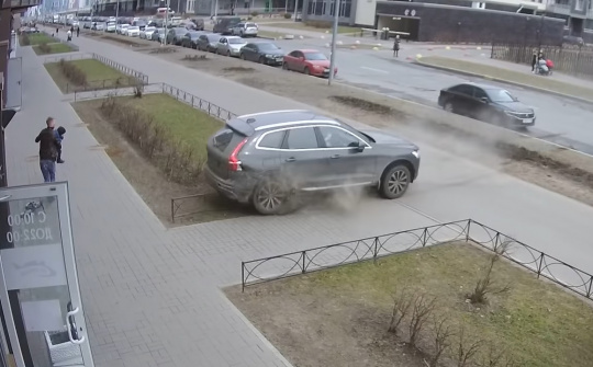 Nhầm chân ga, ô tô lùi xuyên dải phân cách đâm sầm vào nhà dân