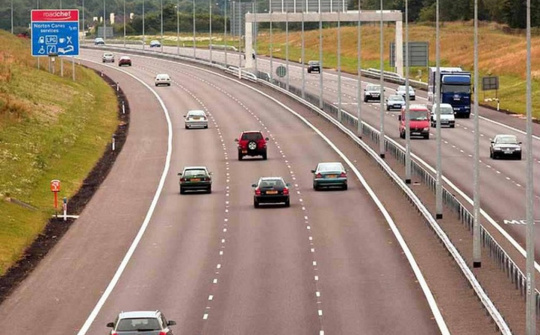 Ô tô đi vào làn dừng khẩn cấp trên cao tốc bị phạt thế nào?