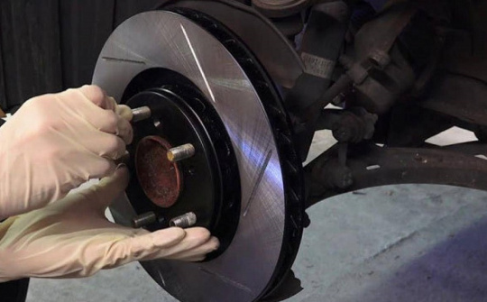 Nhận biết phanh ô tô bị hỏng qua những dấu hiệu này