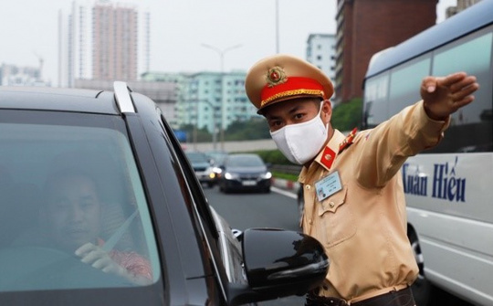 Một số nguyên tắc và cách xử trí khi bị CSGT dừng xe