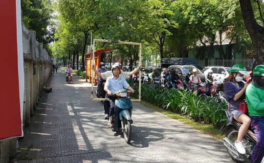 Năm 2021: Đi xe trên vỉa hè bị phạt bao nhiêu tiền?