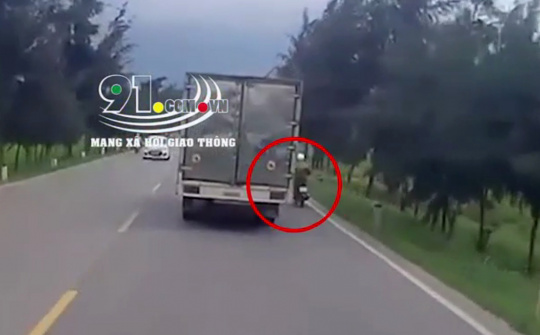 Tình huống giao thông nguy hiểm xe máy khiến 2 ô tô tải tông nhau