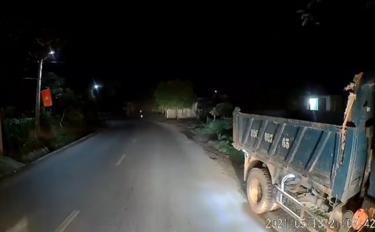 Ô tô vượt cắt mặt suýt lao thẳng xe ngược chiều