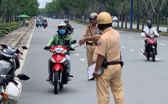 Không chấp hành hiệu lệnh của CSGT bị phạt thế nào?