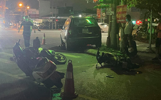 Ô tô càn quét hàng loạt phương tiện chờ đèn đỏ, 1 xe máy chui gầm