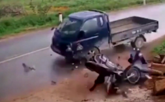 Xe tải mất lái lấn làn tông trực diện vào xe máy