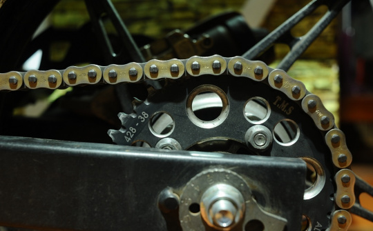 Dấu hiệu nhận biết cần phải thay mới nhông xích cho xe máy