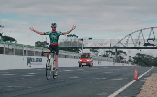 Chiếc ô tô giá rẻ nhất thế giới đua cùng xe đạp và cái kết