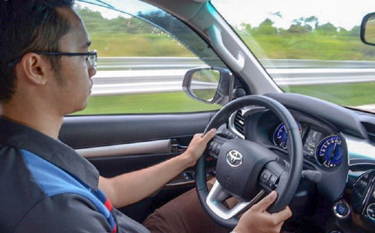 Người lái cần chú ý giảm tốc độ trong những trường hợp nào?