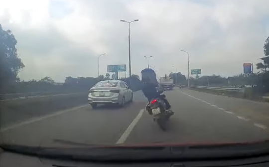 Đánh võng vỉa đầu ô tô, nam thanh niên lái xe máy thiệt mạng