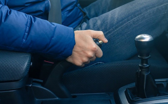 Tài xế thường mắc phải những lỗi gì khi dừng, đỗ xe ô tô?