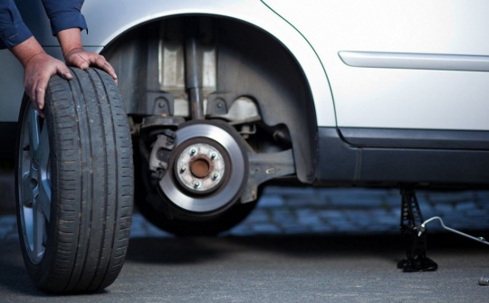 Thời tiết nắng nóng, làm gì để tránh nổ lốp xe ô tô?