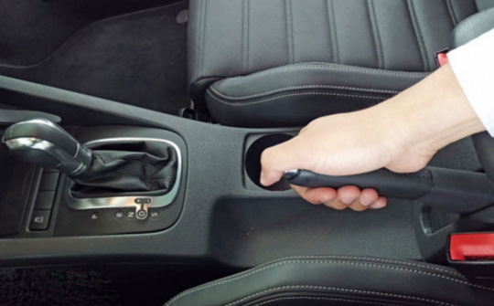 Sự khác nhau giữa phanh chân và phanh tay ô tô