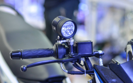 Lắp thêm đèn chiếu sáng cho xe máy có bị xử phạt không?