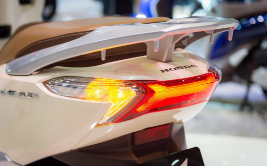 Phải xi nhan xin đường trước bao nhiêu mét?