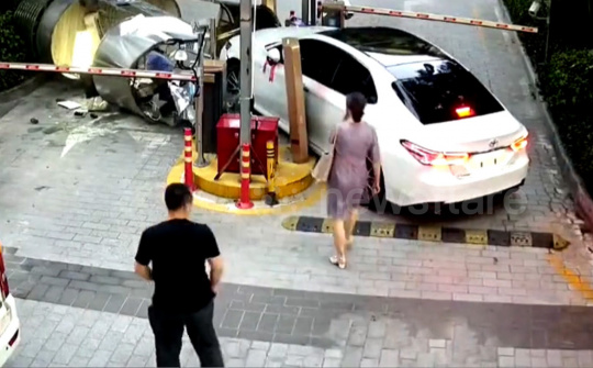 Nữ tài xế "thông" chốt bay cả nhân viên bảo vệ, nghi nhầm chân ga