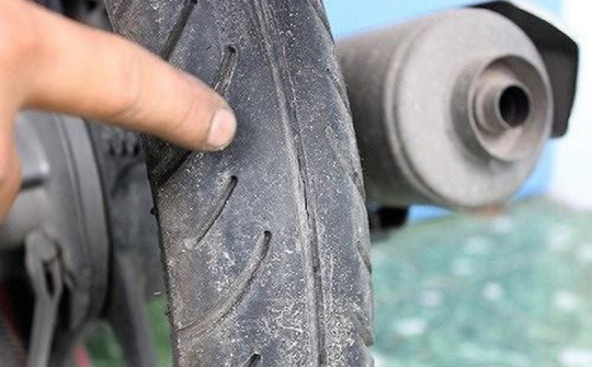 Dấu hiệu cho thấy cần phải thay lốp xe máy mới