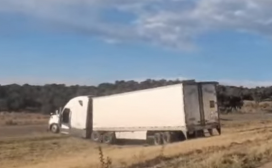 Xe tải siêu trường siêu trọng quay đầu trên đường quốc lộ và cái kết