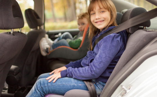 Trẻ nhỏ trên xe ô tô cần làm gì để đảm bảo an toàn?