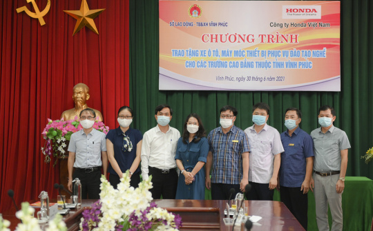 Honda Việt Nam trao tặng xe và thiết bị kỹ thuật cho 2 trường nghề
