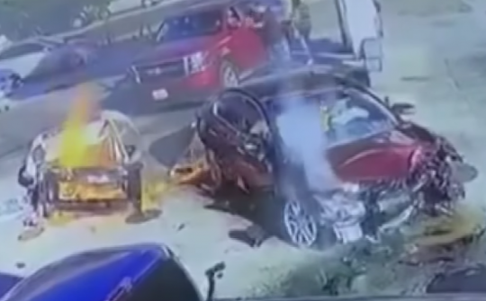 Lái xe trong tình trạng say xỉn, tài xế suýt gây cháy cả cây xăng