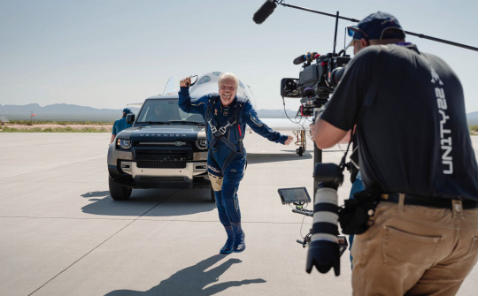 Land Rover hỗ trợ tỷ phú Richard Branson trong chuyến bay lên không gian đầu tiên
