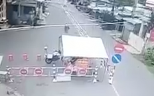 Lái xe máy bất cẩn, lao thẳng vào chốt kiểm dịch Covid-19