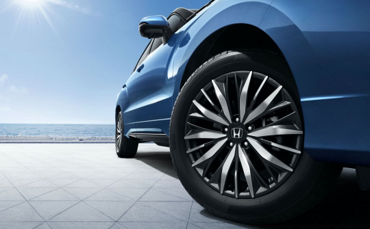 Làm thế nào để xác định giới hạn tốc độ của lốp xe ô tô?