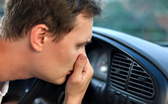 Nguyên nhân khiến điều hòa ô tô có mùi lạ