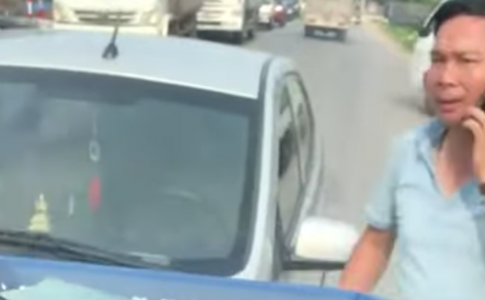 Tài xế xe con đi ngược chiều, lớn tiếng thách thức như "đường nhà mình"