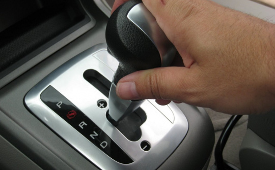 Sai lầm cần tránh khi chuyển từ lái xe số sàn sang số tự động