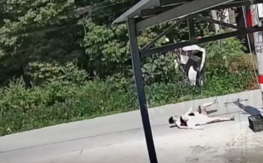 Xe máy bất ngờ bị treo ngược lên không trung, cặp đôi ngã ngửa trên đường