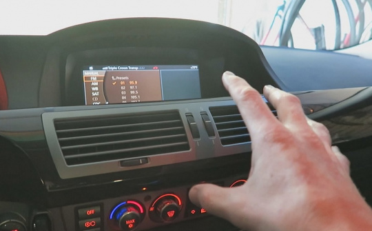 Tại sao điều hòa trên ô tô thổi ra khí nóng?