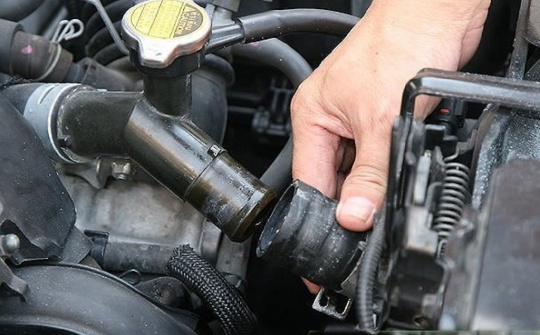 Các đường ống dẫn trên xe ô tô bị rò rỉ do đâu?