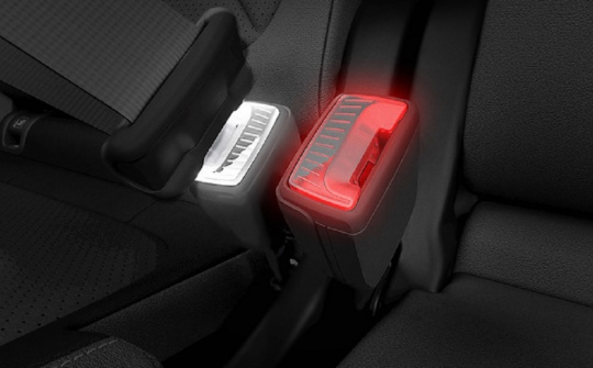 Lắp đèn cho chốt dây an toàn trên xe ô tô, nên hay không?