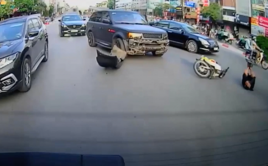 Range Rover và xe máy va chạm, nhưng phần đầu xe mới là điểm nhấn