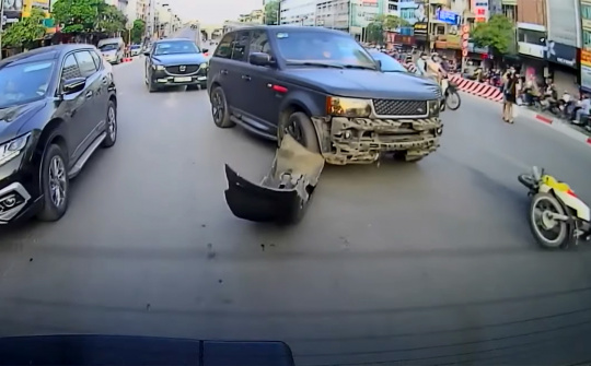 Tình huống xe máy đâm toác cản xe sang Land Rover gây tranh cãi