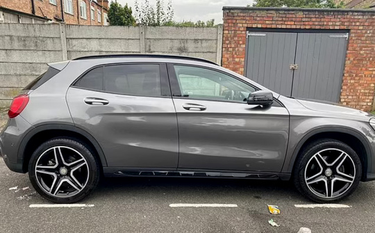 Chiêu cướp ô tô Mercedes khiến chủ xe ngẩn người không kịp phản ứng