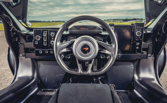 Vì sao vô lăng ô tô không đặt ở giữa?