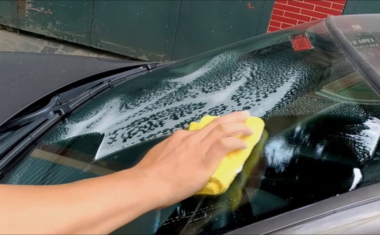 Cách làm sạch kính ô tô không phải tài xế nào cũng biết