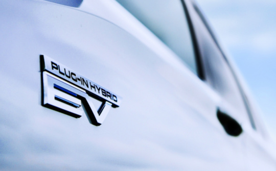 Mitsubishi Outlander PHEV 2022 tung teaser